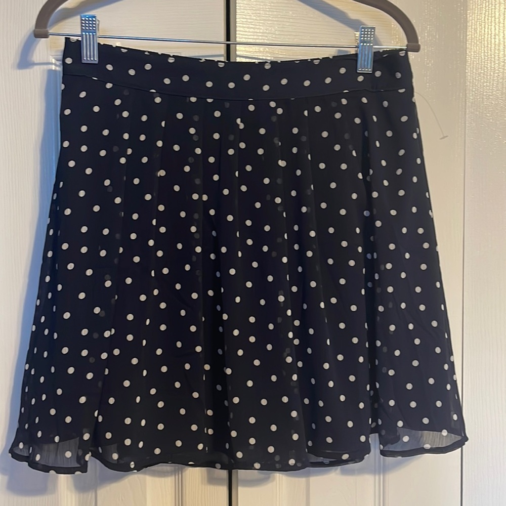 NWOT Old Navy skirt in navy blue with white polka dots size small